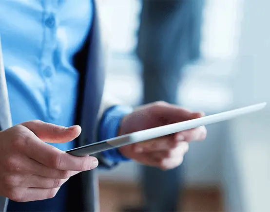 Utilizator accesând SoftOne Cloud ERP de pe tabletă
